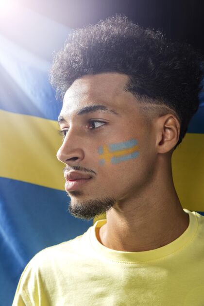 足球杯手持瑞典国旗的人的侧视图旗帜个人足球比赛