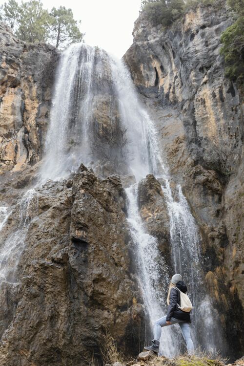 旅游瀑布里的女人瀑布探索冒险