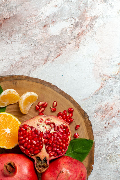 视野顶视图橘子和石榴新鲜醇厚的水果上白色背景水果树健康新鲜维生素食品草莓橘子浆果