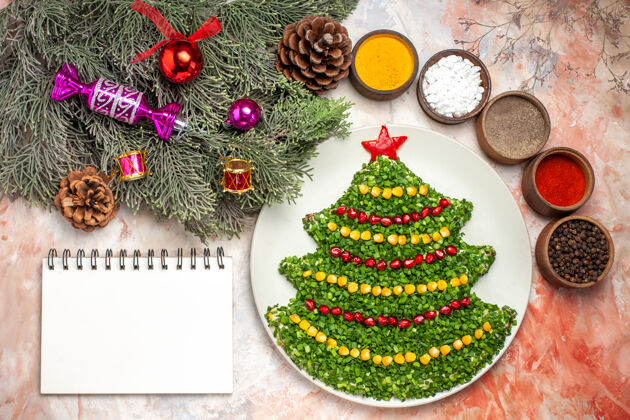 形状顶视图美味的绿色沙拉在圣诞树形状与调味品在光地板假日彩色照片餐健康圣诞树健康圣诞节