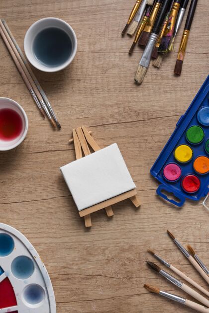 艺术家道具桌面上的顶视图绘画工具特写调色板绘画