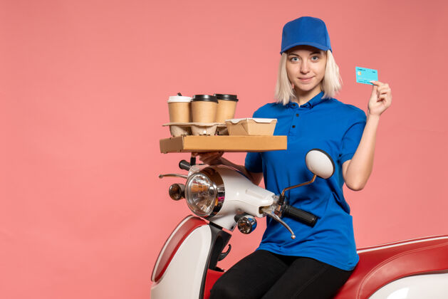 服务前视图骑在自行车上的女信使与咖啡杯上的粉红色女快递自行车设备