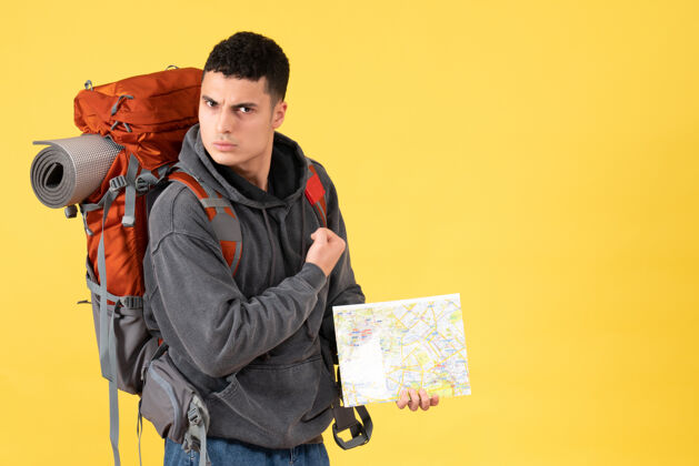 肖像正面图自信的旅行者拿着背包拿着地图人微笑背包