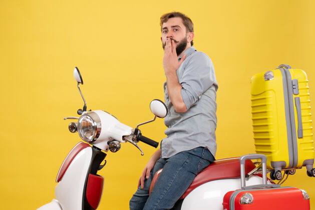 成年人旅游概念与年轻的重点胡须男子坐在摩托车上它的黄色年轻人人摩托车