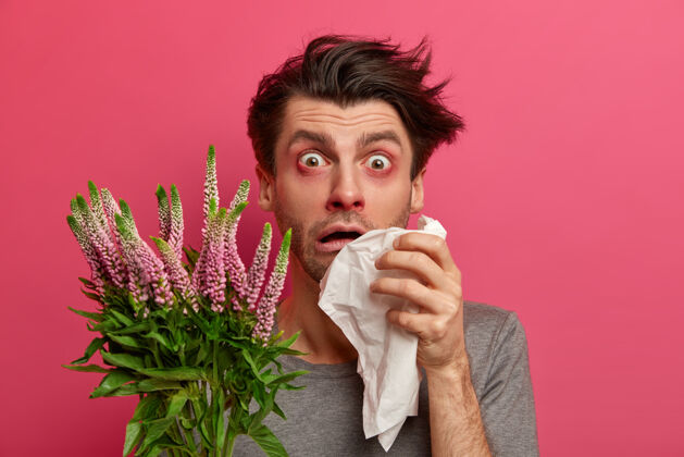 开花沮丧的不健康的男人患有过敏性疾病 眼睛开始流泪 流鼻涕 手帕 绝望地看着 对季节性过敏原敏感 呼吸急促症状反应组织
