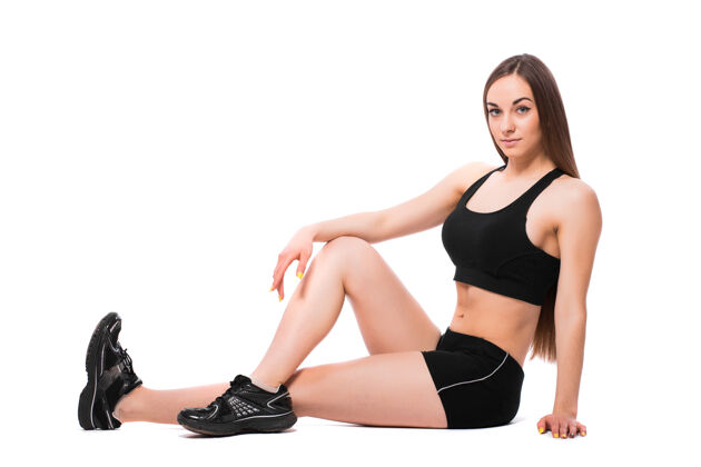 女孩美丽的黑发女人伸展双腿 在白色背景上孤立地热身锻炼锻炼灵活