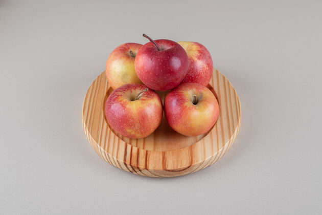 风味在大理石上的木盘上放着一小堆苹果饮食健康水果