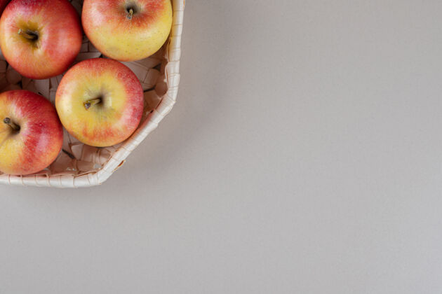 水果放在大理石上的白篮子里的苹果配料风味美味
