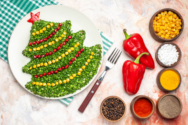 辣椒顶视图美味的绿色沙拉在新年树形状与调味品上的灯光背景光形状蔬菜