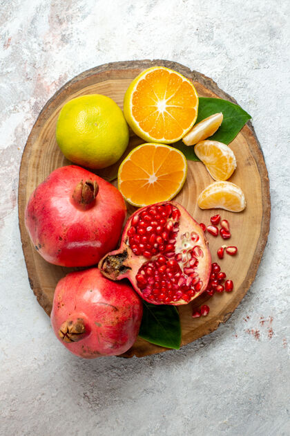 水果顶视图橘子和石榴鲜嫩醇厚 水果背景呈白色 果树颜色健康清新柑橘顶部苹果