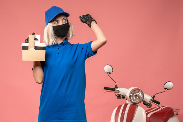 送货正面图：戴着粉色咖啡杯面具的女快递员服务制服成人