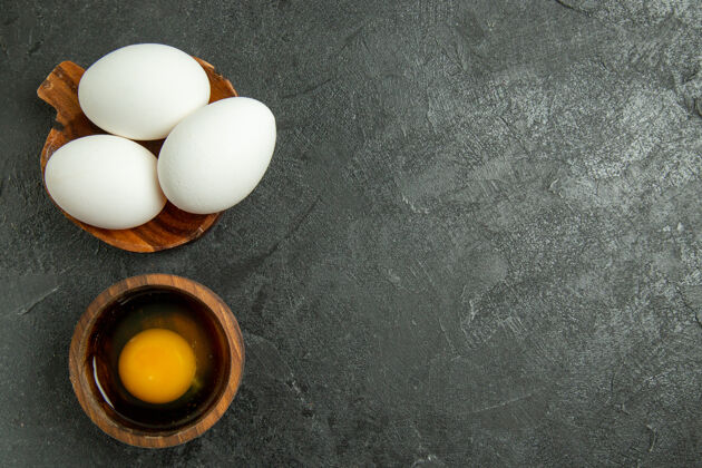 设备顶视图生全蛋灰色背景鸡蛋早餐餐食品生早餐蛋对象