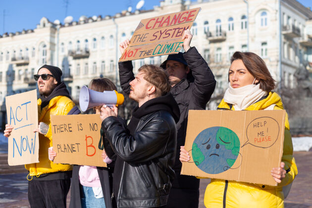 外面一群手持横幅和扩音器的人在城市广场抗议svae星球清洁世界法案女性孤独危险