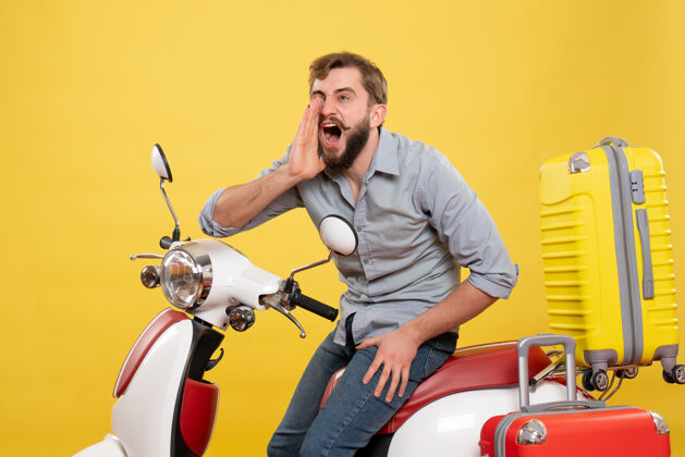有人旅游概念与年轻紧张情绪化胡须男子坐在摩托车上 它呼吁黄色的人车辆旅行年轻人