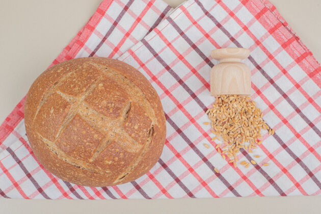 谷物桌布上有燕麦粒的圆面包面包圆形面包房