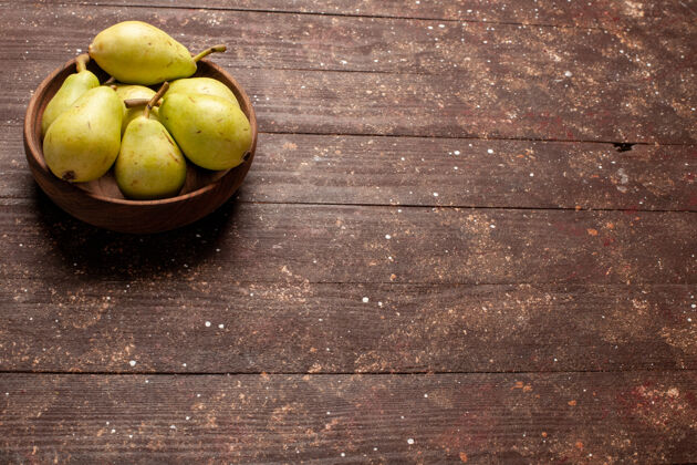 醇香的正面是新鲜圆润的梨绿色和多汁的棕色空间苹果多汁的生的
