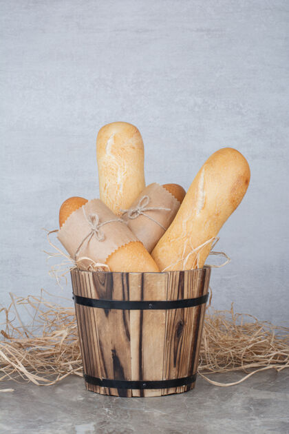 脆迷你面包和法国法式面包在大理石表面新鲜面包面包房