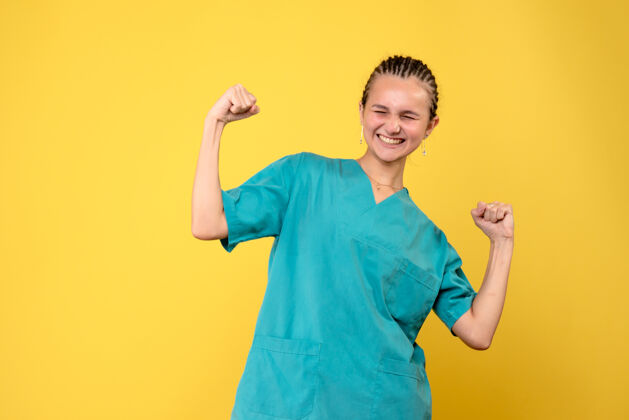 女性正面图女医生穿着医用衬衫 健康护士医院covid-19病毒颜色颜色医疗微笑