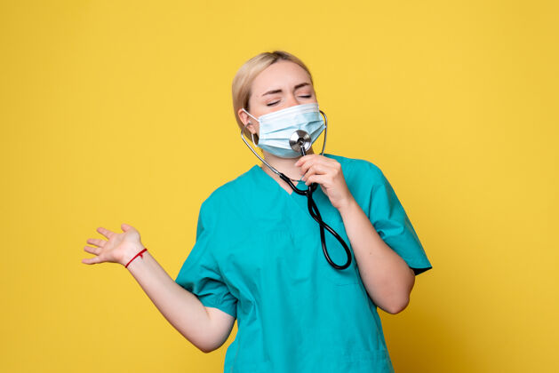 医院正面图女医生穿着医用衬衫 戴着听诊器面罩 mediccovid-19医院健康护士健康流行病面罩