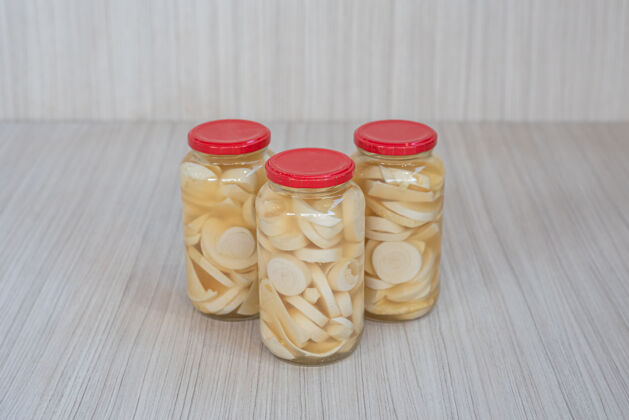 玻璃在白色木质表面的罐子里保存瓜里罗巴自制美味传统