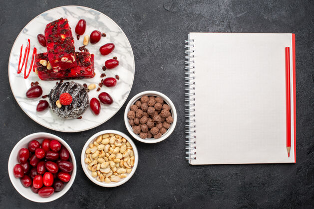 糖果顶视图美味蛋糕片水果蛋糕与坚果和山茱萸在灰色空间早餐食物派
