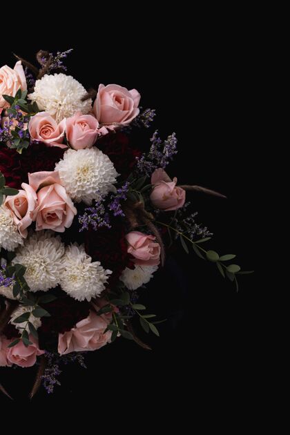 花瓣一束豪华的粉红玫瑰和白色的垂直镜头束盛开花束