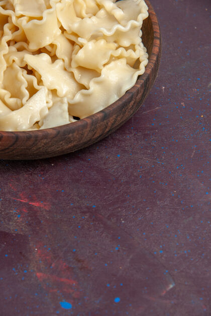 料理前视图切片生面团内棕色盘子上的暗紫色空间玉米饭健康