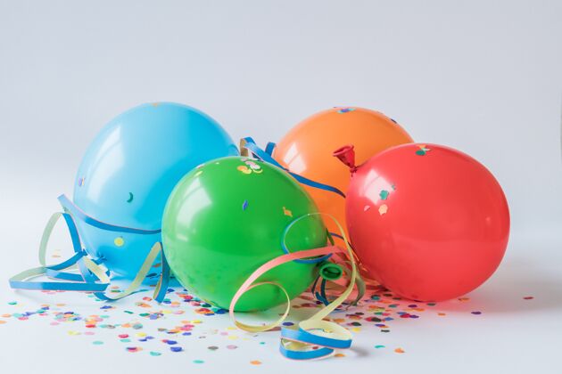节日彩色气球在纸上的白色表面忏悔周年纪念聚会生日