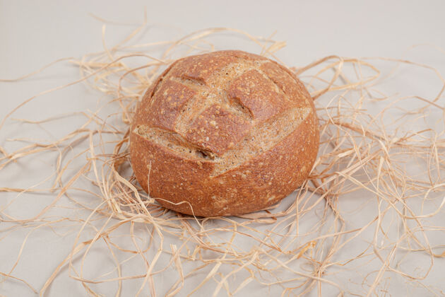 面包新鲜的面包在白色的表面糕点美味美味