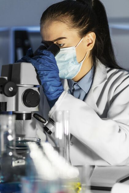 生物危害用显微镜工作的女人保护技术实验室