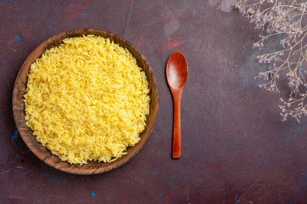 饭顶视图煮好的米饭美味的米饭在棕色的盘子里放在深色的地板上油米饭食物米饭晚餐炊具里面生的