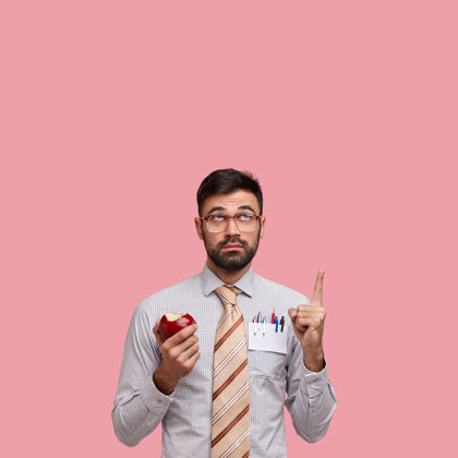 成年人穿着正装拿着苹果的商人水果苹果肖像