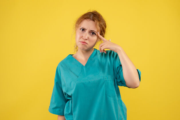 女士正面图黄色地板上穿着医用衬衫的女医生健康医疗科维德-19护士彩色医院护士人医院