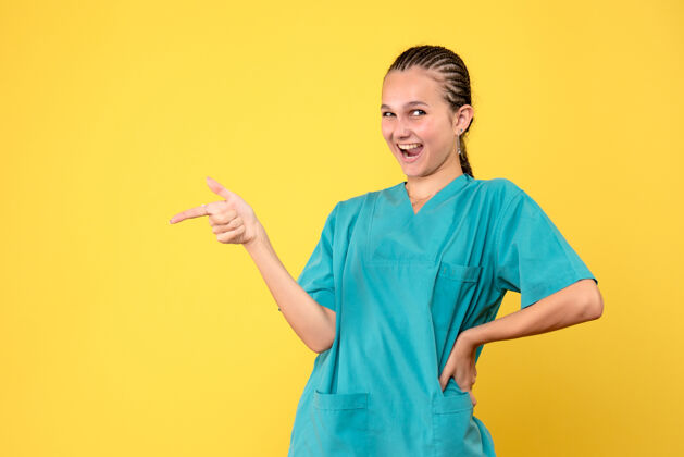 医疗正面图身穿医疗衫的女医生 病毒健康covid-19彩色护士医院肖像女性成人