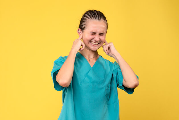 黄色正面图女医生穿着医用衬衫捂着耳朵 病毒健康情感covid-19彩色护士医院情绪颜色护士