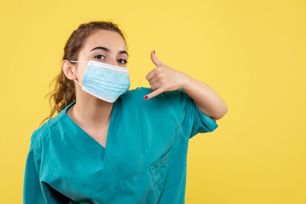 肖像正面图女医生穿着医用衬衫和无菌口罩 健康病毒颜色一致covid-19人女性情绪
