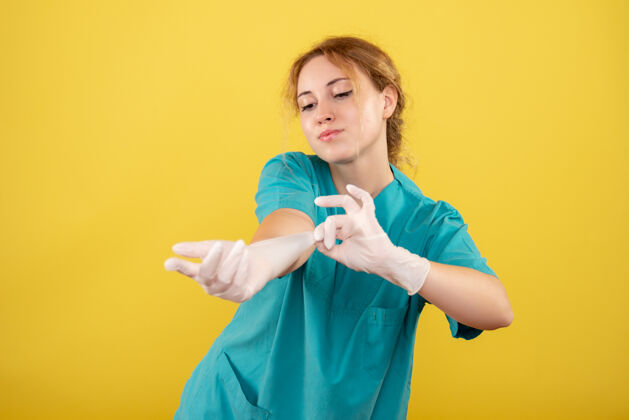 情绪正面图女医生穿着带手套的医用衬衫 颜色为covid-19流感大流行病毒健康女人流行病颜色
