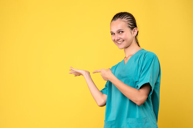 女人正面图女医生穿着医用衬衫 健康情感covid-19病毒色护士医院女医生快乐微笑