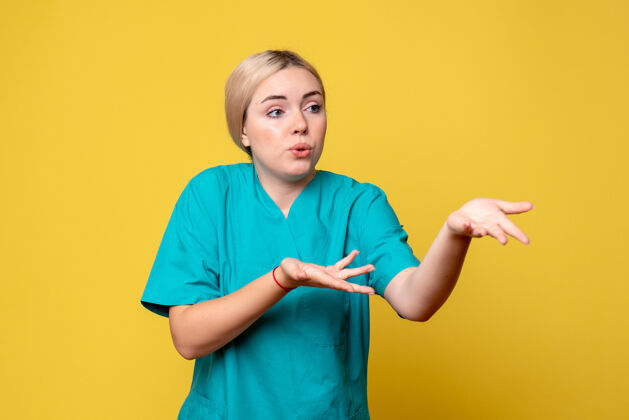 女性前视图穿着医用衬衫的女医生 医护人员 护士黄色情感人