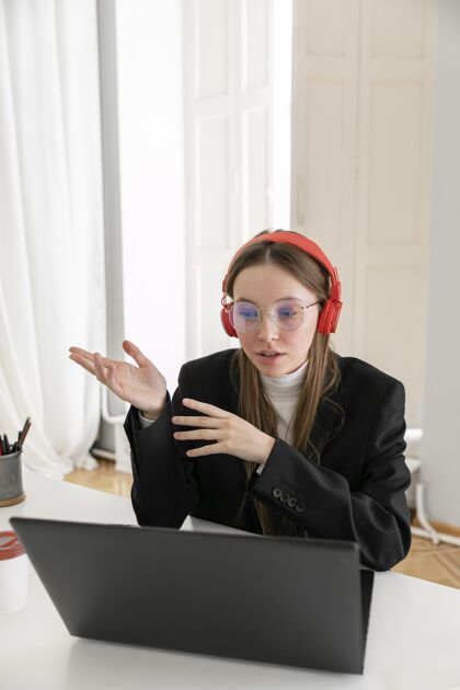 职业中等身材的女人在工作工作设备笔记本电脑