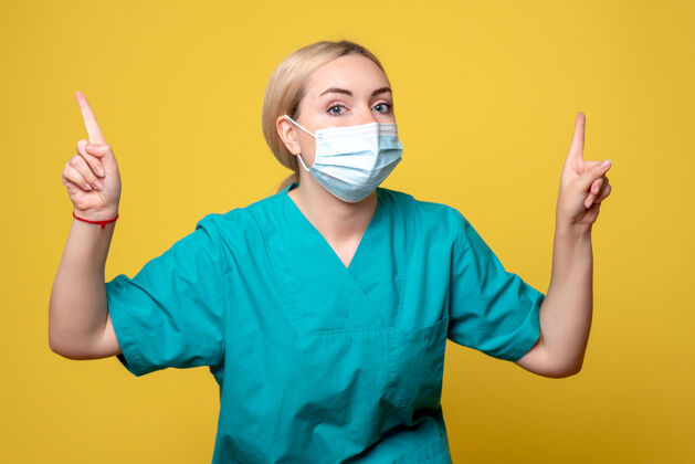 面具前视图穿着医用衬衫和无菌口罩的女医生 医院医护人员大流行绝育健康