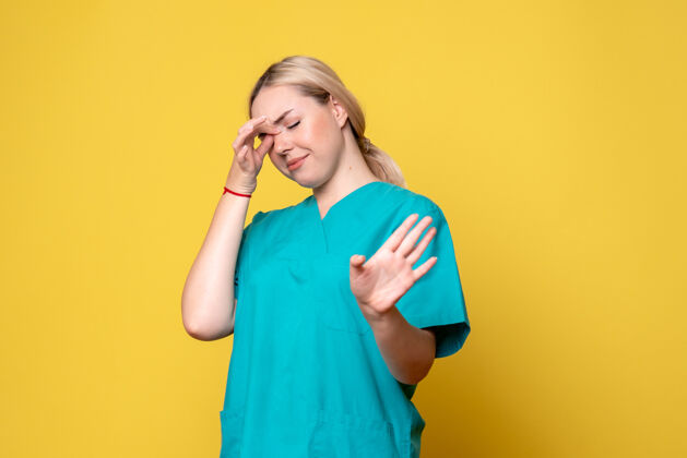 肖像前视图穿着医疗衬衫的女医生 大流行性感冒的护士医生流行病人物护士