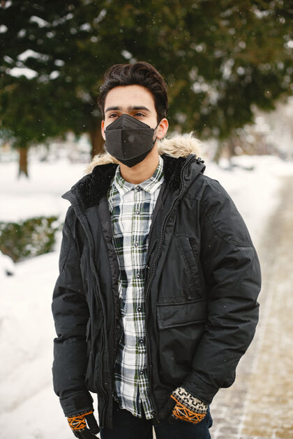 人戴着面具的家伙穿着暖和衣服的印度人冬天街上的男人感冒肖像流行病
