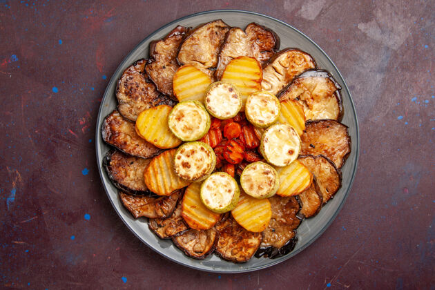 晚餐顶视图烤蔬菜土豆和茄子在黑暗的空间盘子里蔬菜烹饪里面