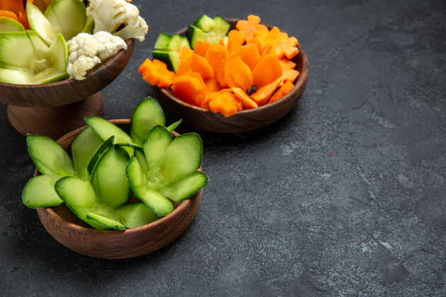 可食用水果前视图不同设计的蔬菜在深灰色的空间内锅设计生内
