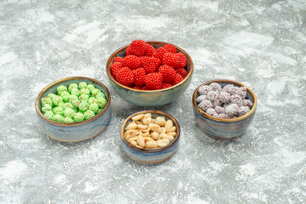 前前视图白色空间上带坚果的甜糖果浆果可食用水果水果