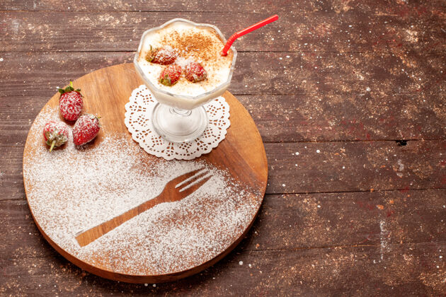 餐正面是美味的草莓甜点和稻草放在棕色的木桌上碗稻草早餐