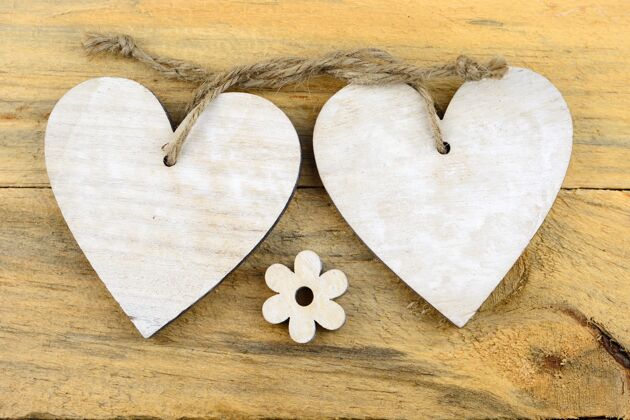 爱白色的木头心和木头表面的花形状标志墙纸