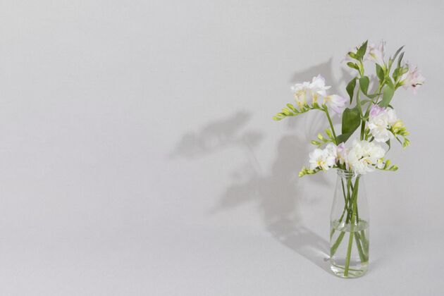 叶在桌上的花瓶里开花花瓶花开花