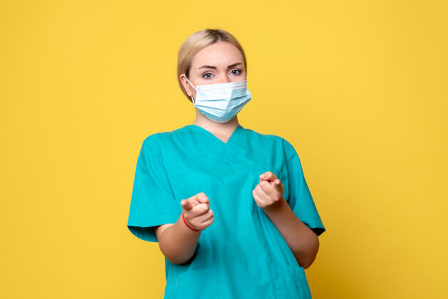 健康前视图穿着医用衬衫和无菌口罩的女医生 医院护士健康covid-19大流行医生女性绝育面具